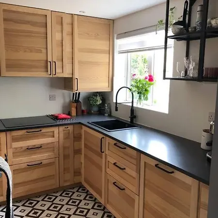 Entire Three Bed House With Garden בית נופש