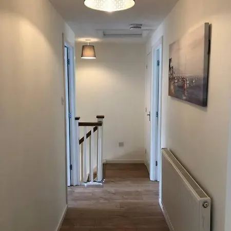 בית נופש Entire Three Bed House With Garden בריסטול