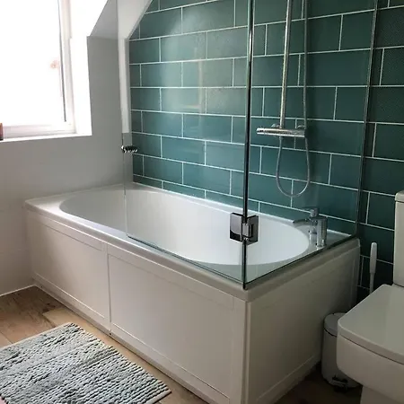 Entire Three Bed House With Garden Бристоль